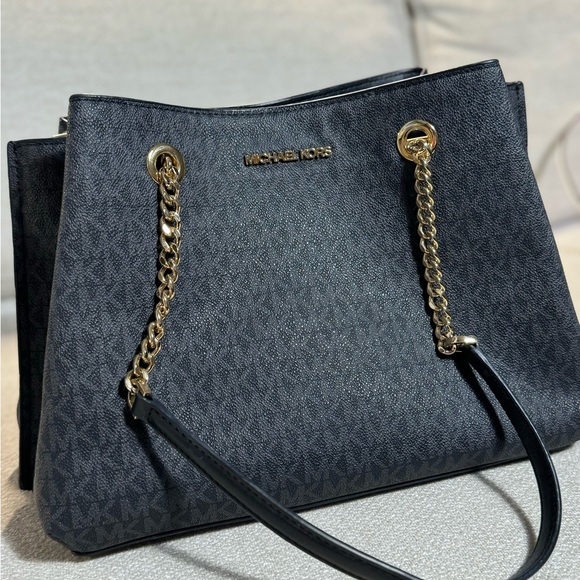 Michael Kors Black Shoulder Bag with Gold Chains - Picture 8 of 8